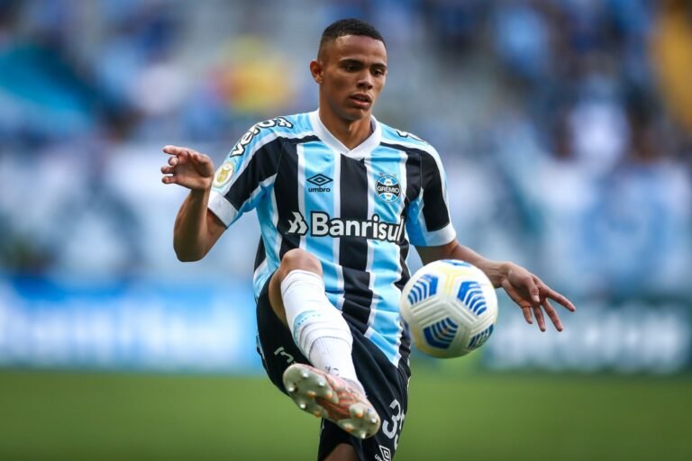 Grêmio aceita proposta de R$ 76,2 milhões e encaminha venda de Vanderson para clube inglês