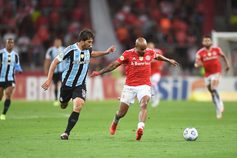 Jogadores de Inter e Grêmio serão julgados por briga no Gre-Nal 434