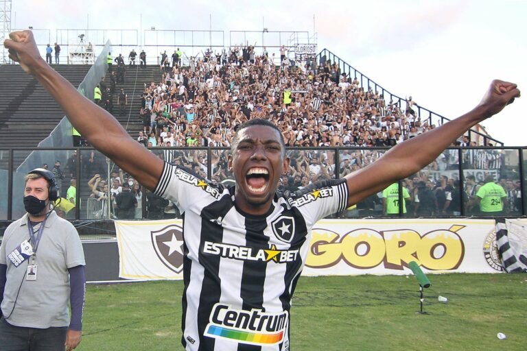 Corinthians demonstra interesse no zagueiro Kanu, do Botafogo