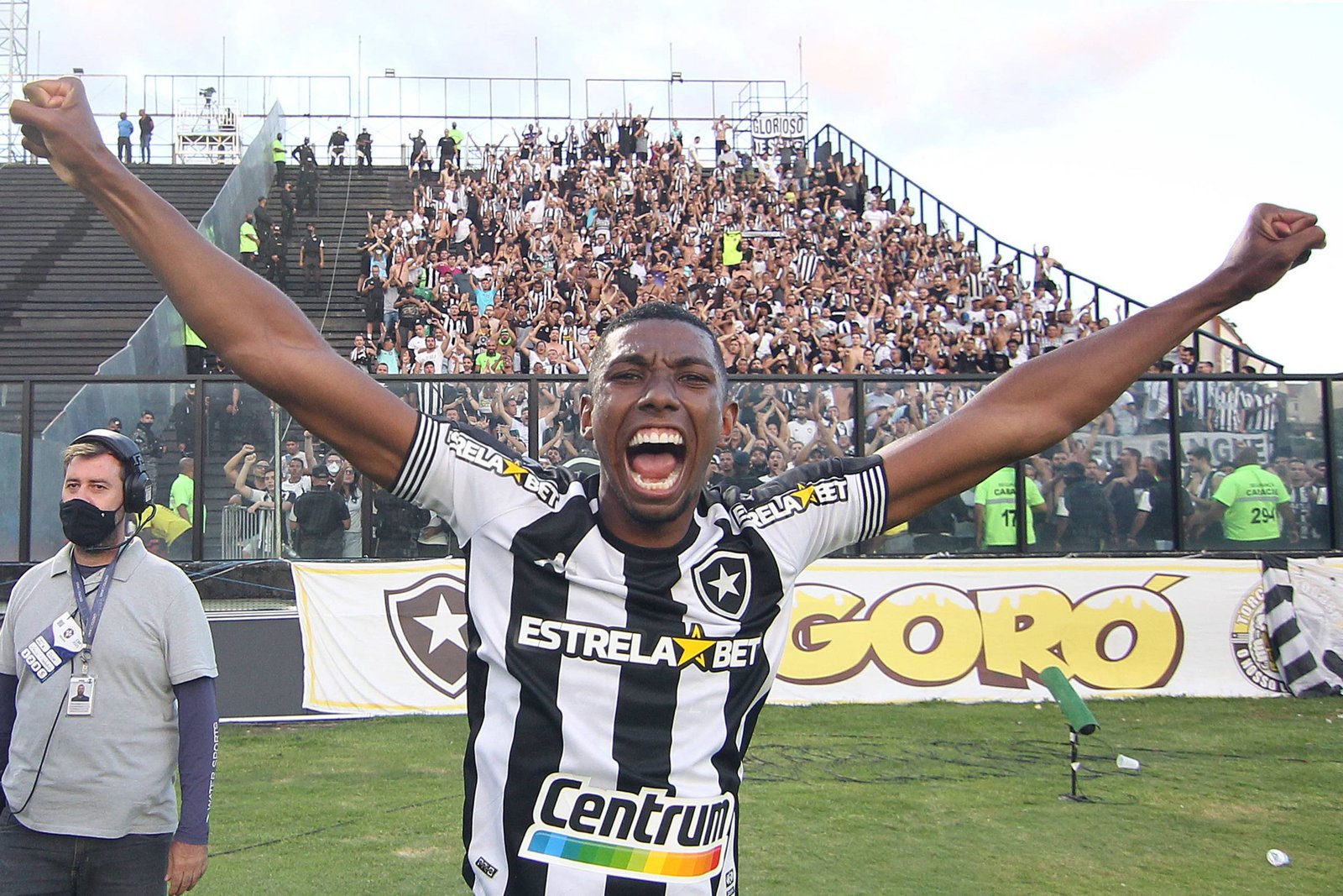 Corinthians demonstra interesse no zagueiro Kanu, do Botafogo
