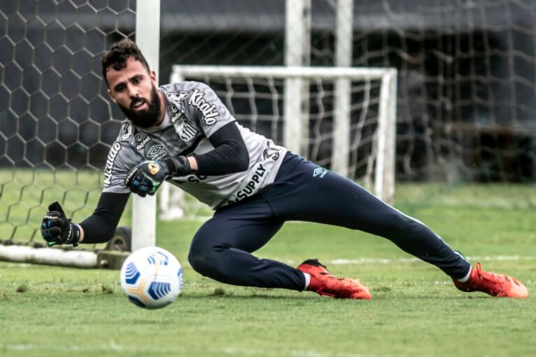 São Paulo acerta contratação de goleiro Jandrei, do Santos; veja os detalhes