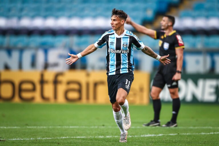 Clube europeu tem interesse na contratação de Ferreira, diz jornal