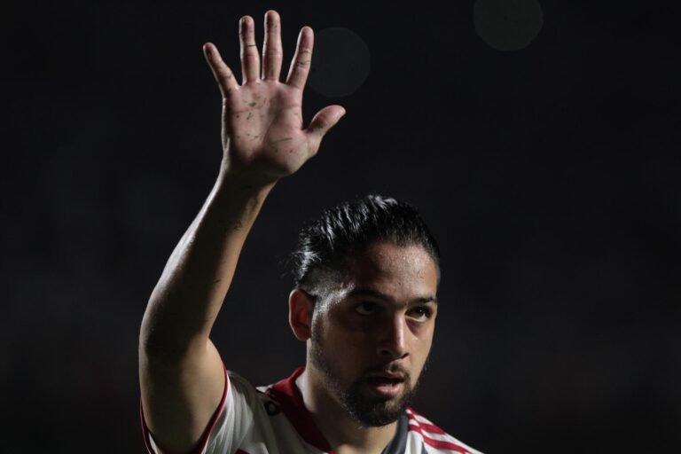 Após sair do São Paulo, Benítez pode voltar ao radar do Santos
