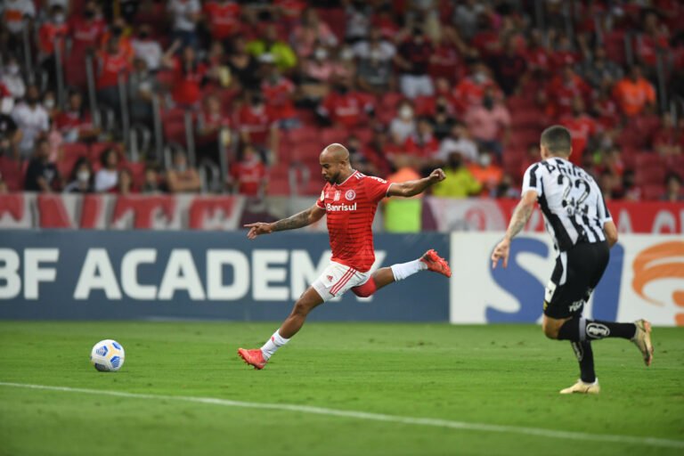 Patrick é julgado pelo STJD e está liberado para enfrentar o Atlético Goianiense