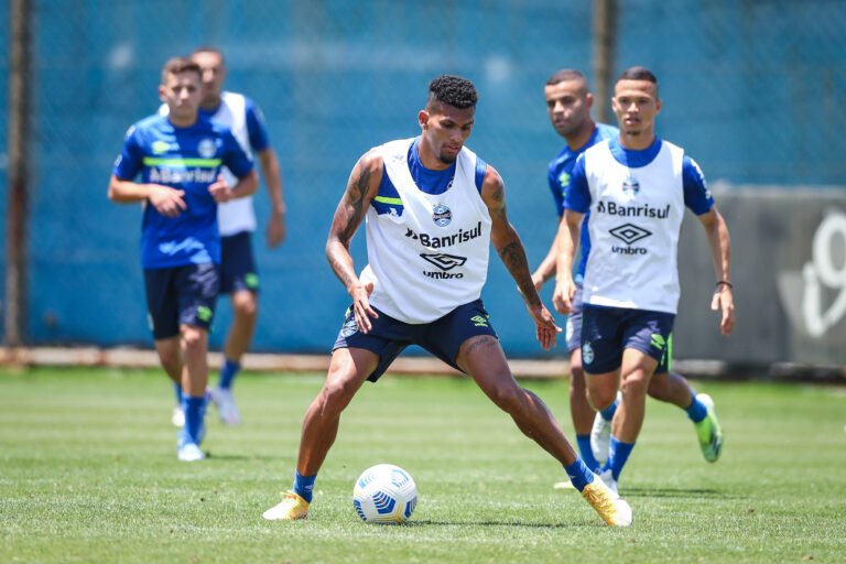 Grêmio divulga os relacionados para a partida contra o Corinthians; Douglas Costa viaja com a delegação