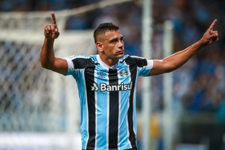 Grêmio prepara lista de dispensas e quer manter Diego Souza