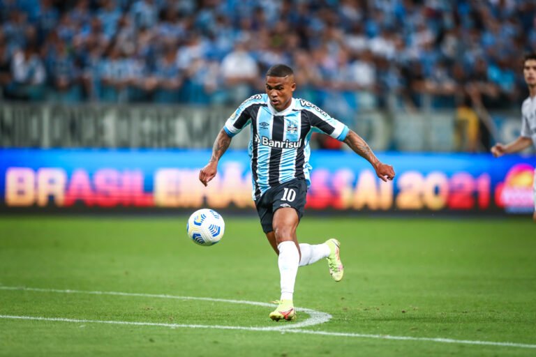 Na mira do São Paulo, Douglas Costa pode permanecer no Grêmio em 2022