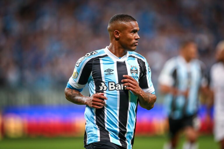 Alvo do Corinthians, Douglas Costa pode definir saída do Grêmio nesta semana