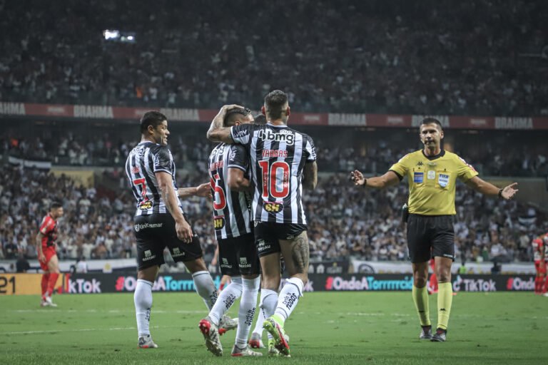 Galo aplica a maior goleada da história dos jogos de ida da final da Copa do Brasil e encaminha bicampeonato