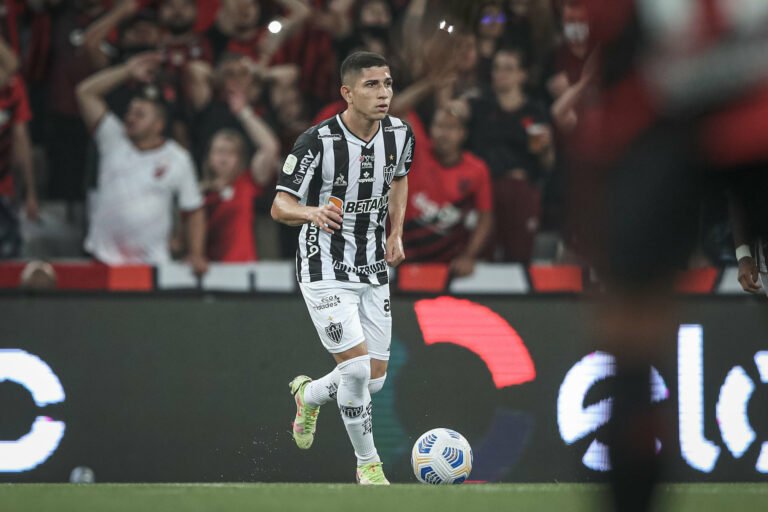 Savarino e esposa desmentem rumores sobre possível saída do Atlético Mineiro