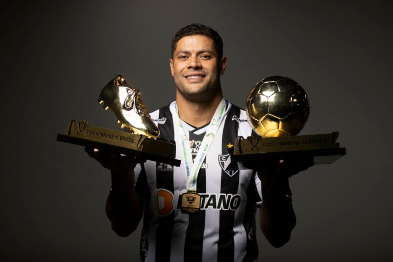 Hulk ganha prêmio de melhor jogador da Copa do Brasil e de artilheiro