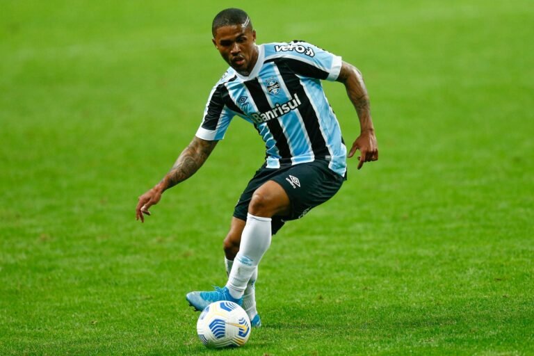 Denis Abrahão confirma que Douglas Costa e Alisson vão deixar o Grêmio