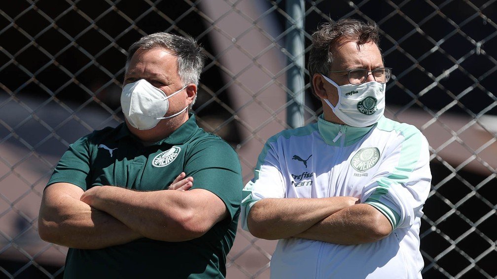 Palmeiras fecha com atacante, mas estuda contratar outro centroavante