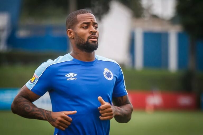 Fluminense tem interesse no zagueiro Dedé, informa jornalista