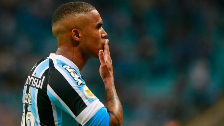 Douglas Costa demonstra interesse em jogar no São Paulo, diz jornalista