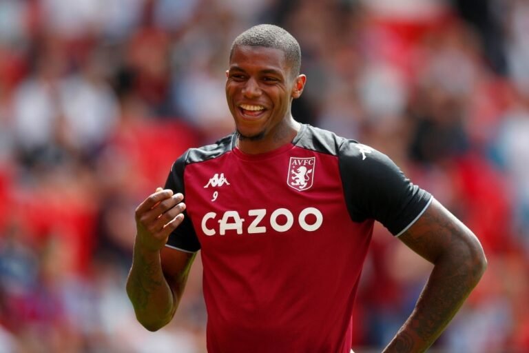 Palmeiras monitora Wesley, atacante do Aston Villa