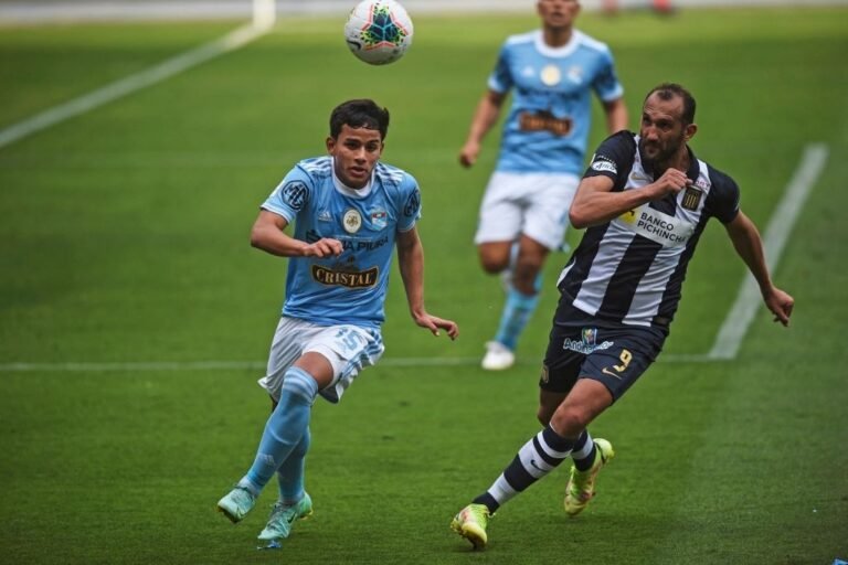 Atlético faz proposta por lateral peruano do Sporting Cristal