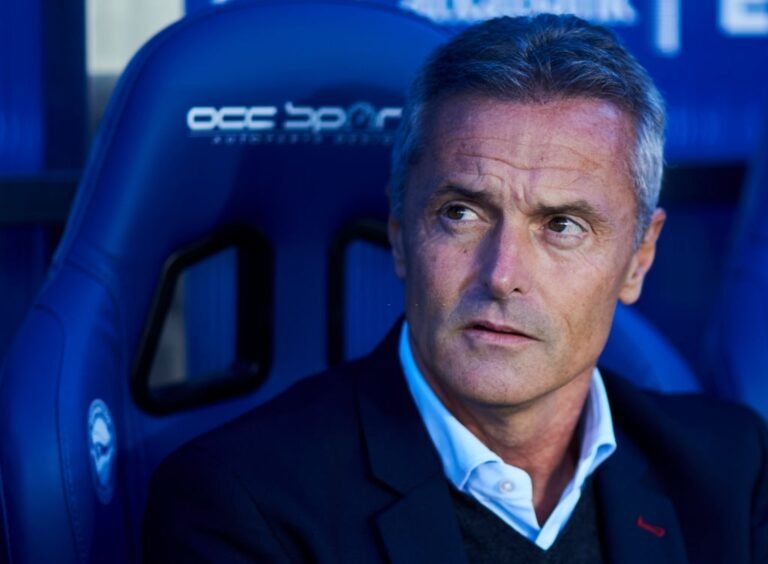 Fran Escribá, treinador espanhol livre no mercado, tem interesse no Flamengo