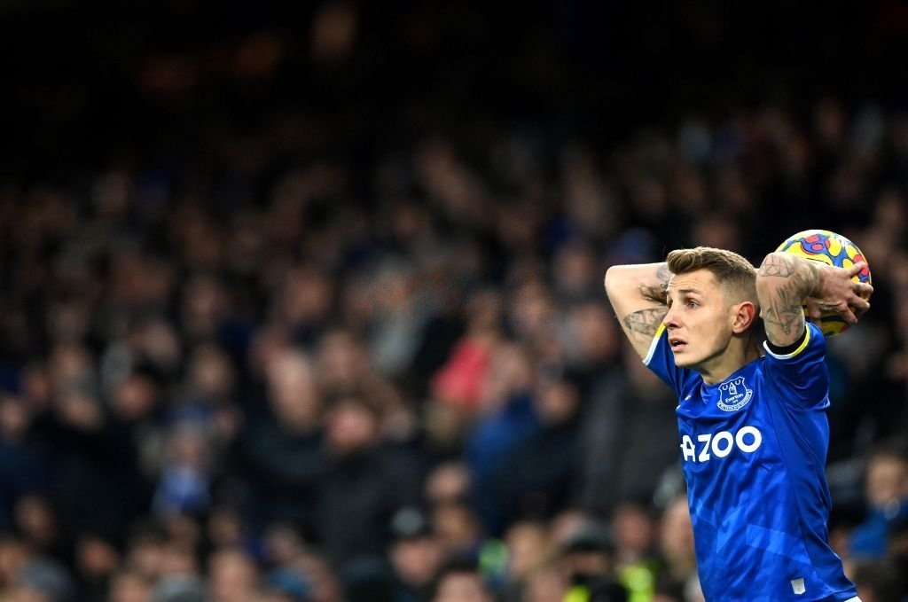 Chelsea e Napoli disputam interesses na contratação de Lucas Digne