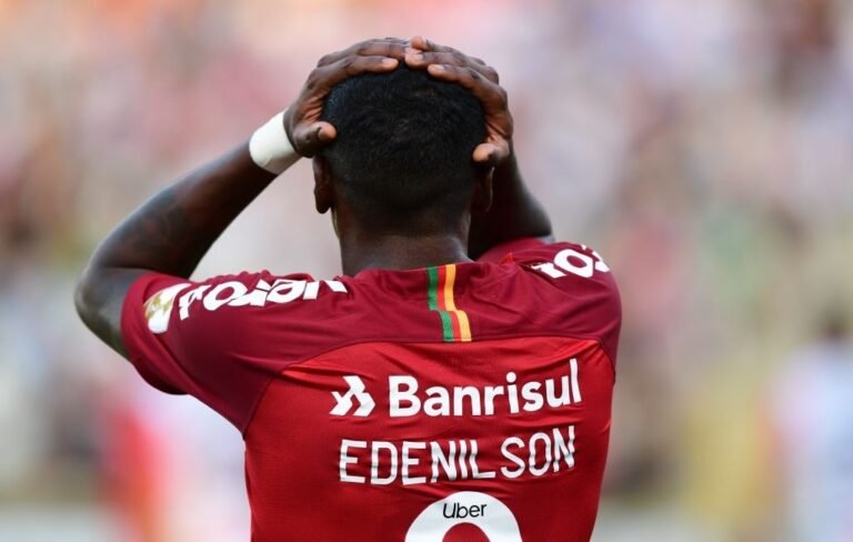 Edenílson estaria “chateado” com o Internacional por impedir sua ida ao Atlético e por dívidas do clube com o jogador, afirma jornalista