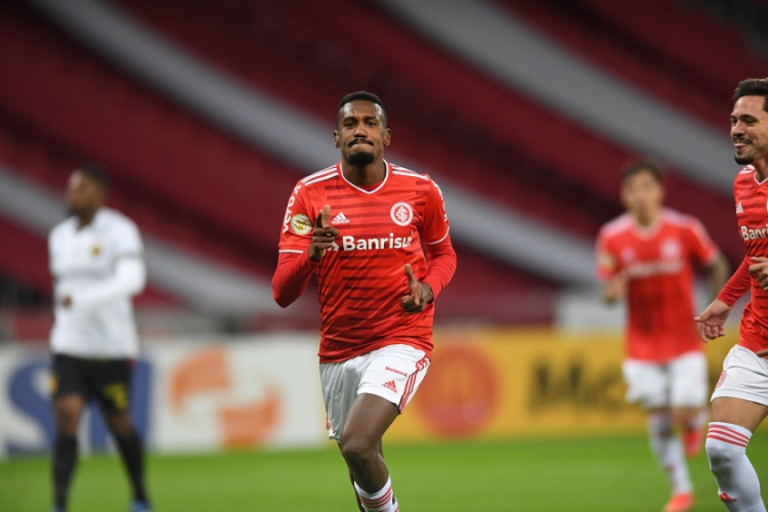 Internacional recusa proposta do Atlético-MG por Edenílson