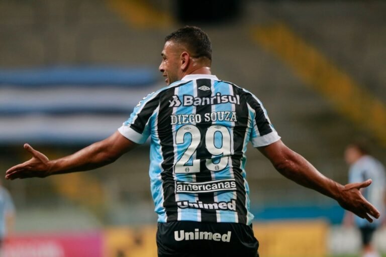 Diego Souza cogita adiar aposentadoria para ajudar Grêmio na Série B