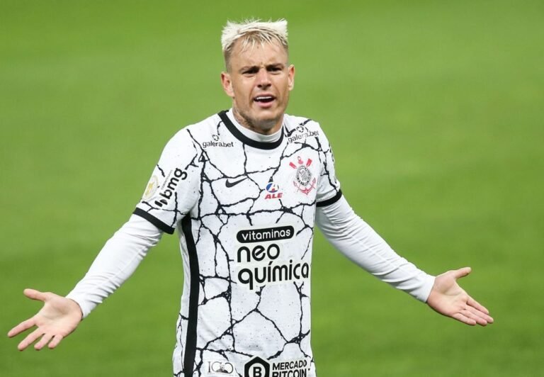 Corinthians recusa proposta de R$ 51 milhões por Róger Guedes