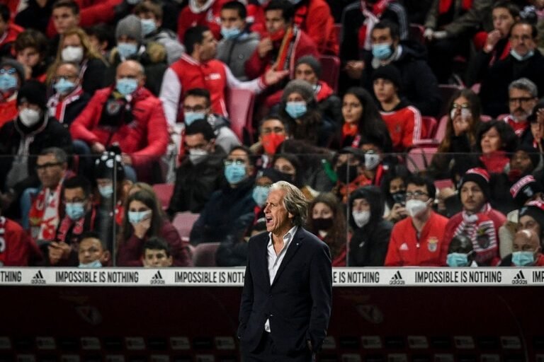 Torcida do Benfica pede saída de Jorge Jesus após derrota no clássico; Flamengo observa