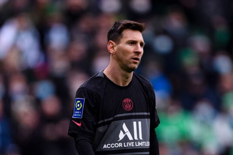 Suárez aponta dificuldade de Messi no PSG: “Sofre muito”