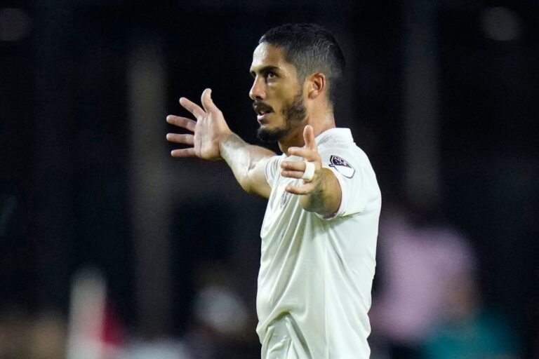 Corinthians descarta contratação de zagueiro argentino; valores dificultam acerto