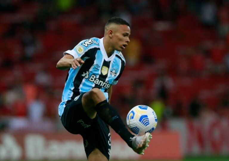 Clube da Premier League volta a demonstrar interesse em Vanderson