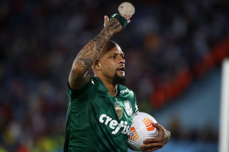 Presidente do Fluminense revela ‘pré-acordo’ com Felipe Melo e define data da apresentação