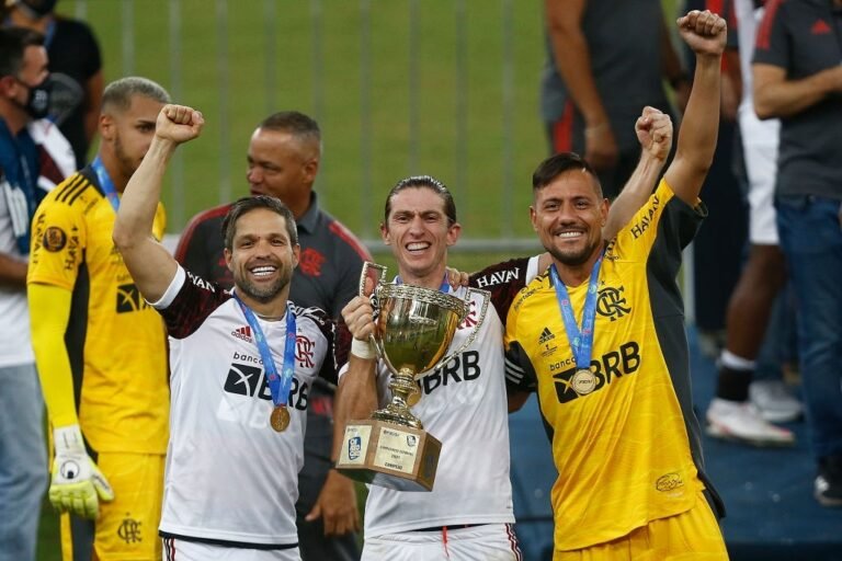 Flamengo encara 2022 como último ano da ‘geração 85’ e quer trio ajudando na reformulação