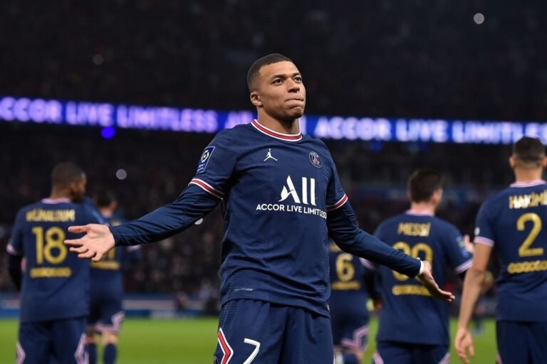 PSG retoma negociações para renovar com Kylian Mbappé