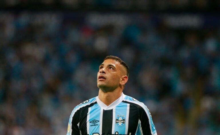 Artilheiro do Grêmio, Diego Souza entra na mira de ex-clube para 2022