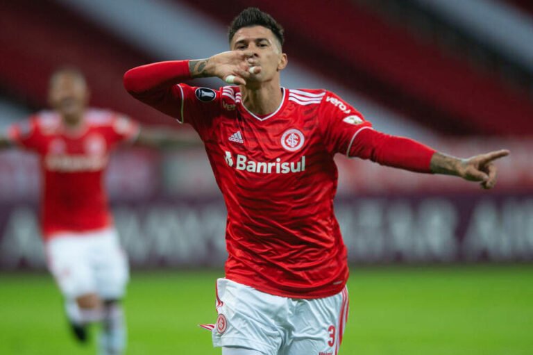 Víctor Cuesta é monitorado pelo Flamengo; zagueiro pode assinar pré-contrato em janeiro