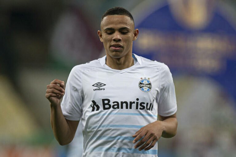 Mônaco entra na briga pela contratação do lateral-direito Vanderson