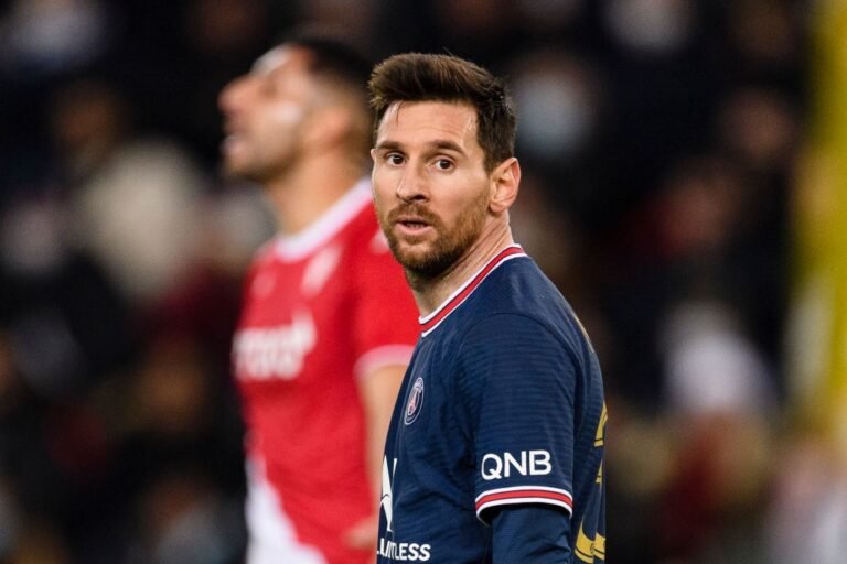 Apesar de instável, Leonardo elogia início de Messi no PSG: “É decisivo”