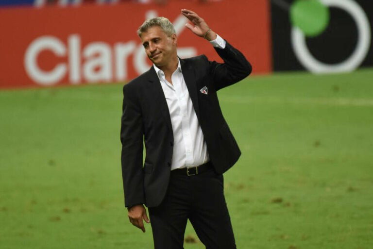 São Paulo atrasa acordo com Crespo por demissão, e caso pode ir para FIFA