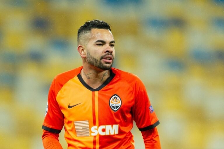 Por identificação com Corinthians, Santos descarta contratação de Dentinho