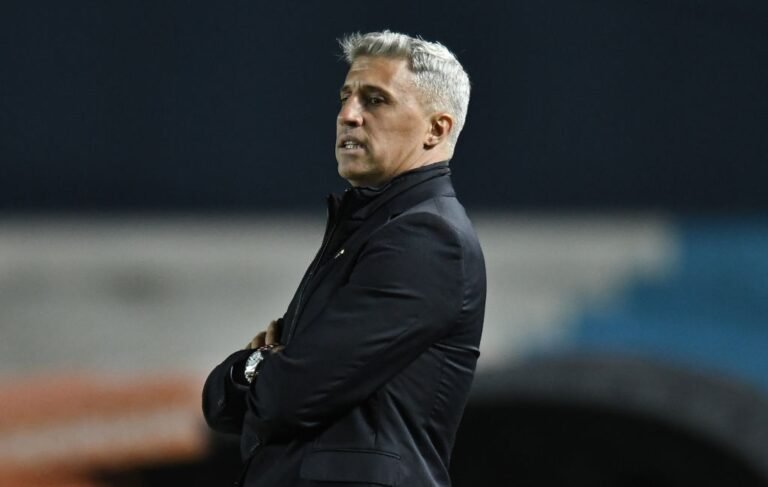 Após ameaça de ir à Fifa, São Paulo paga primeira parcela da rescisão com Crespo