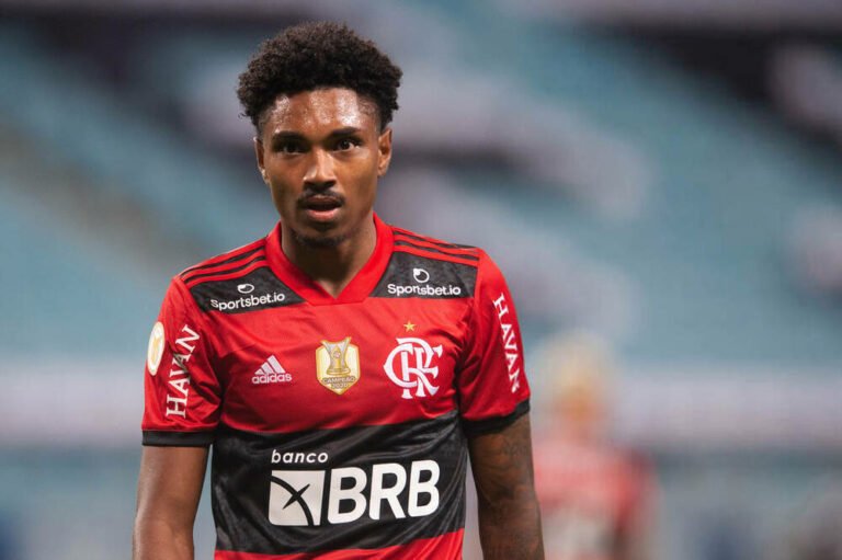 Flamengo planeja vender jogadores ‘encostados’ para o exterior; Vitinho puxa a lista