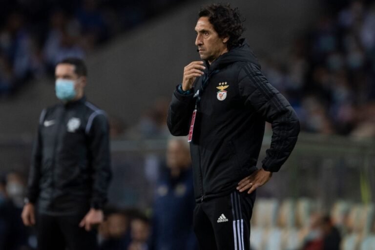 Na mira do Fla, auxiliar de Jesus mantém discurso de permanência no Benfica após derrota para o Porto