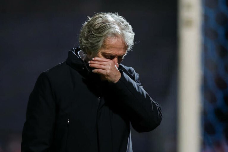 Alvo do Flamengo, Jorge Jesus pode ser demitido do Benfica nesta semana, diz jornal português