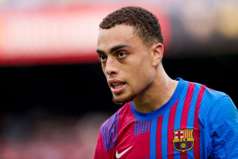 Descartado pelo Barcelona, Sergiño Dest está na mira do Chelsea