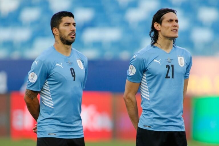Corinthians aguarda definição de Cavani e mantém Luis Suárez como opção
