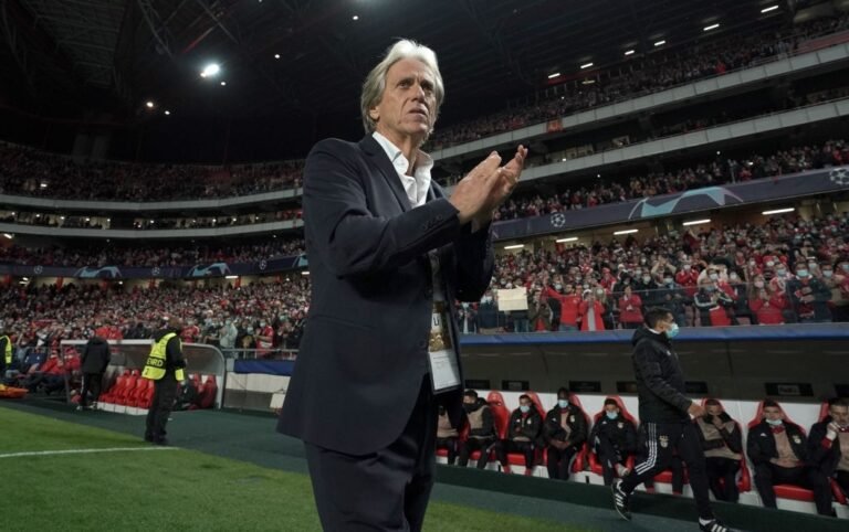 Alvo do Flamengo, Jorge Jesus é mantido no Benfica após reunião com presidente