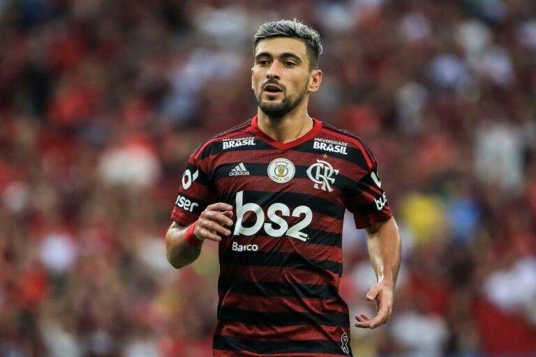 Com renovação travada, Flamengo pode perder Arrascaeta para o Borussia Dortmund