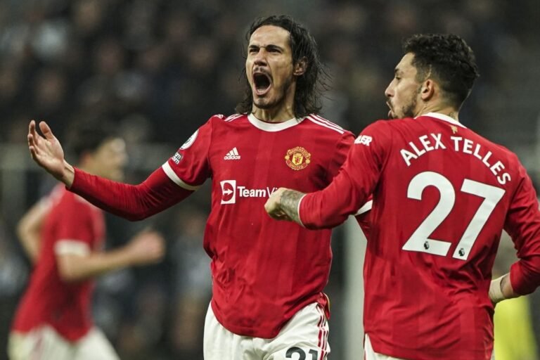 Manchester United quer manter Cavani, alvo do Corinthians