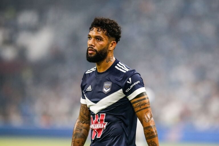 Flamengo está interessado em Otávio; volante já foi treinado por Paulo Sousa